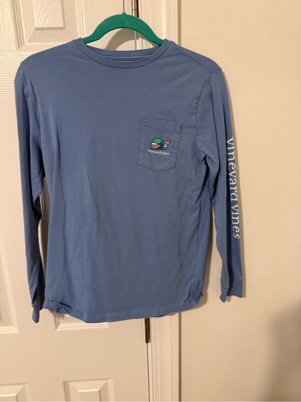 Vineyard Vines Men’s Long-Sleeve Pocket Tee — Dusty Blue with Multicolor Whale